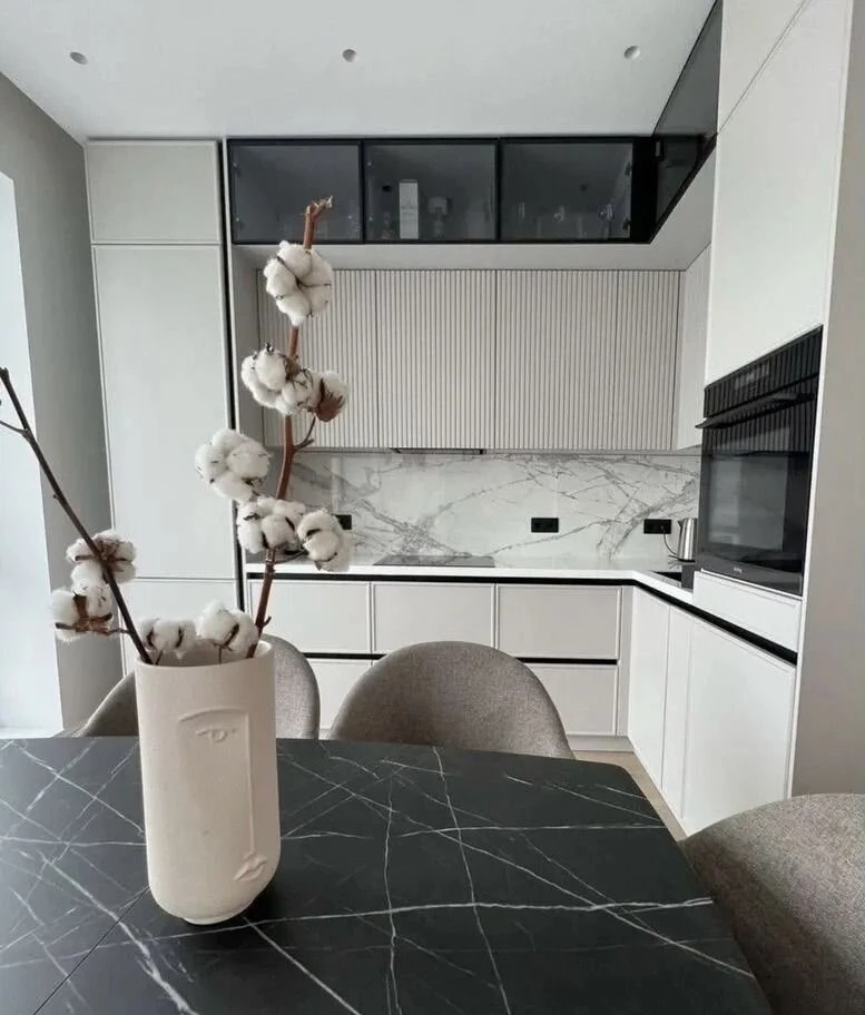 Белая кухня под потолок на заказ